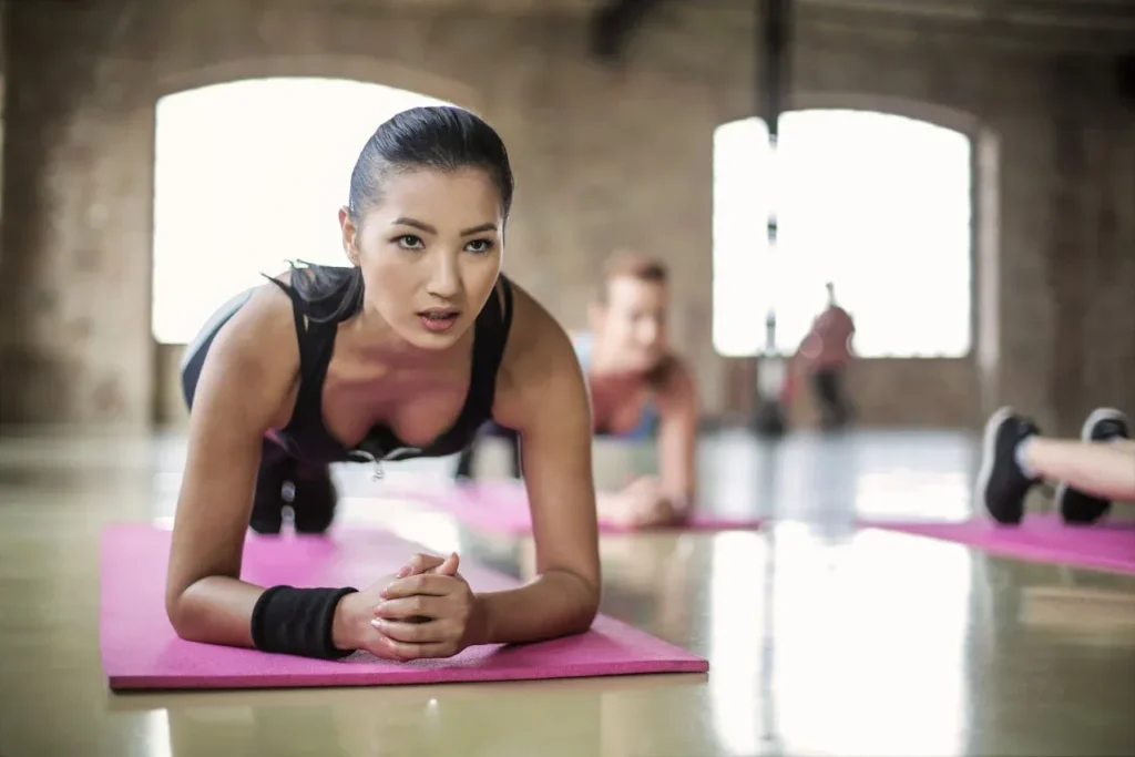 7 Powerful Strategies to Lose Weight Fast and Effectively 4 woman performing plank exercise
