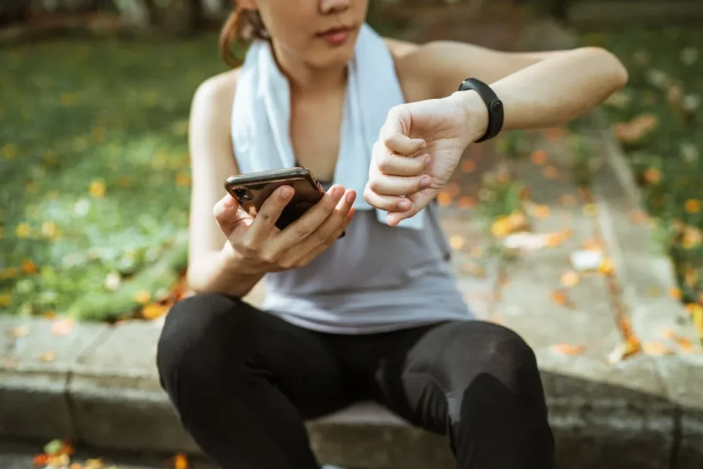 7 Powerful Strategies to Lose Weight Fast and Effectively 8 woman checking her fitness tracker