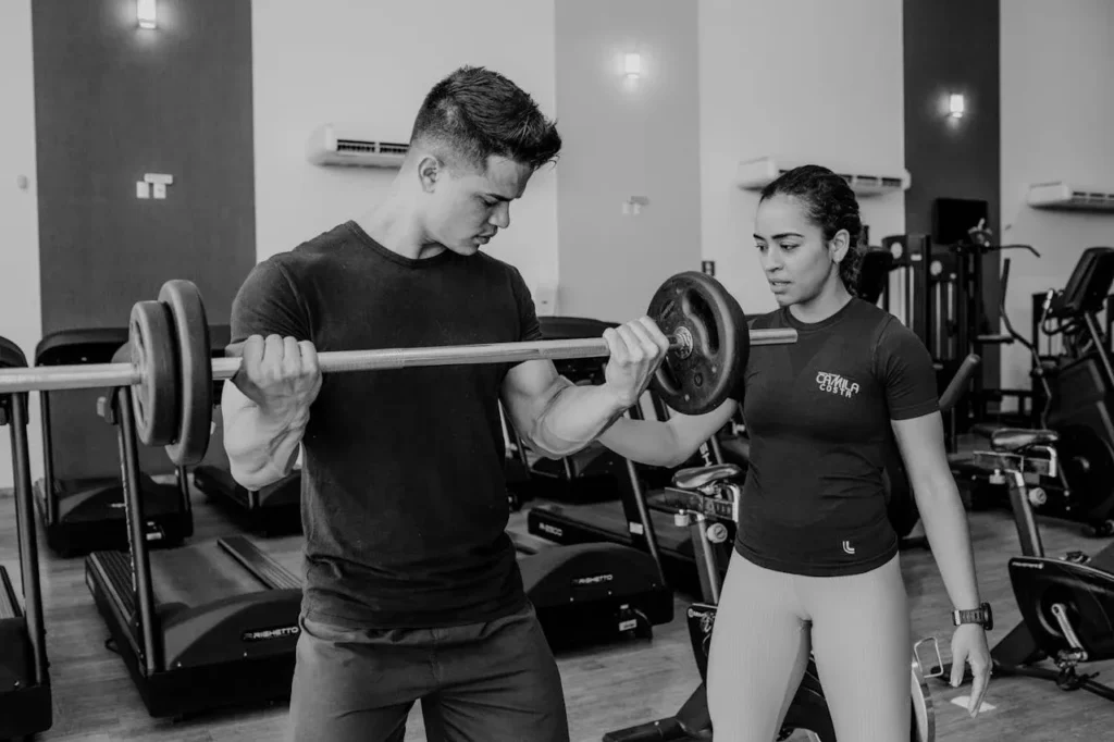 Lose Fat: Transform Your Body in 30 Days! 3 man doing curls while woman trainer watches