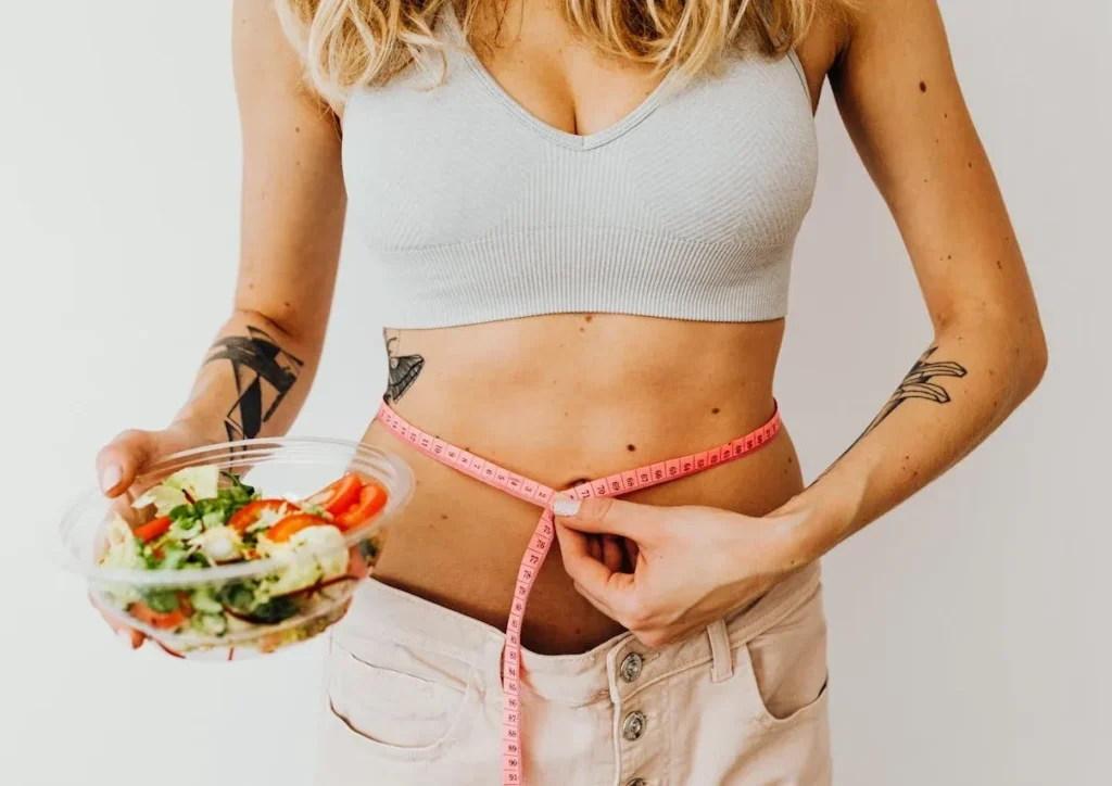 Build Muscle and Lose Fat Fast: 7 Proven Strategies for Success 6 woman measuring fat loss progress