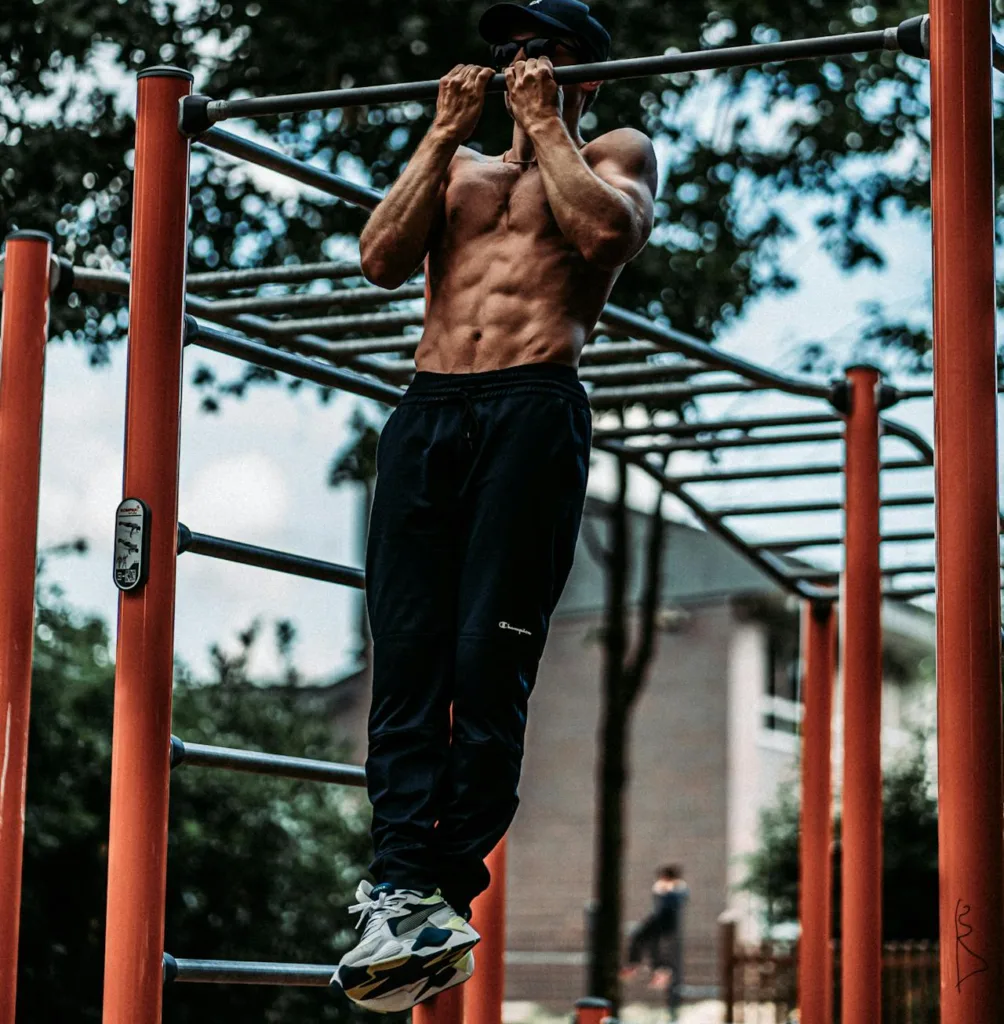 muscular man doing chin ups image for different pull ups
