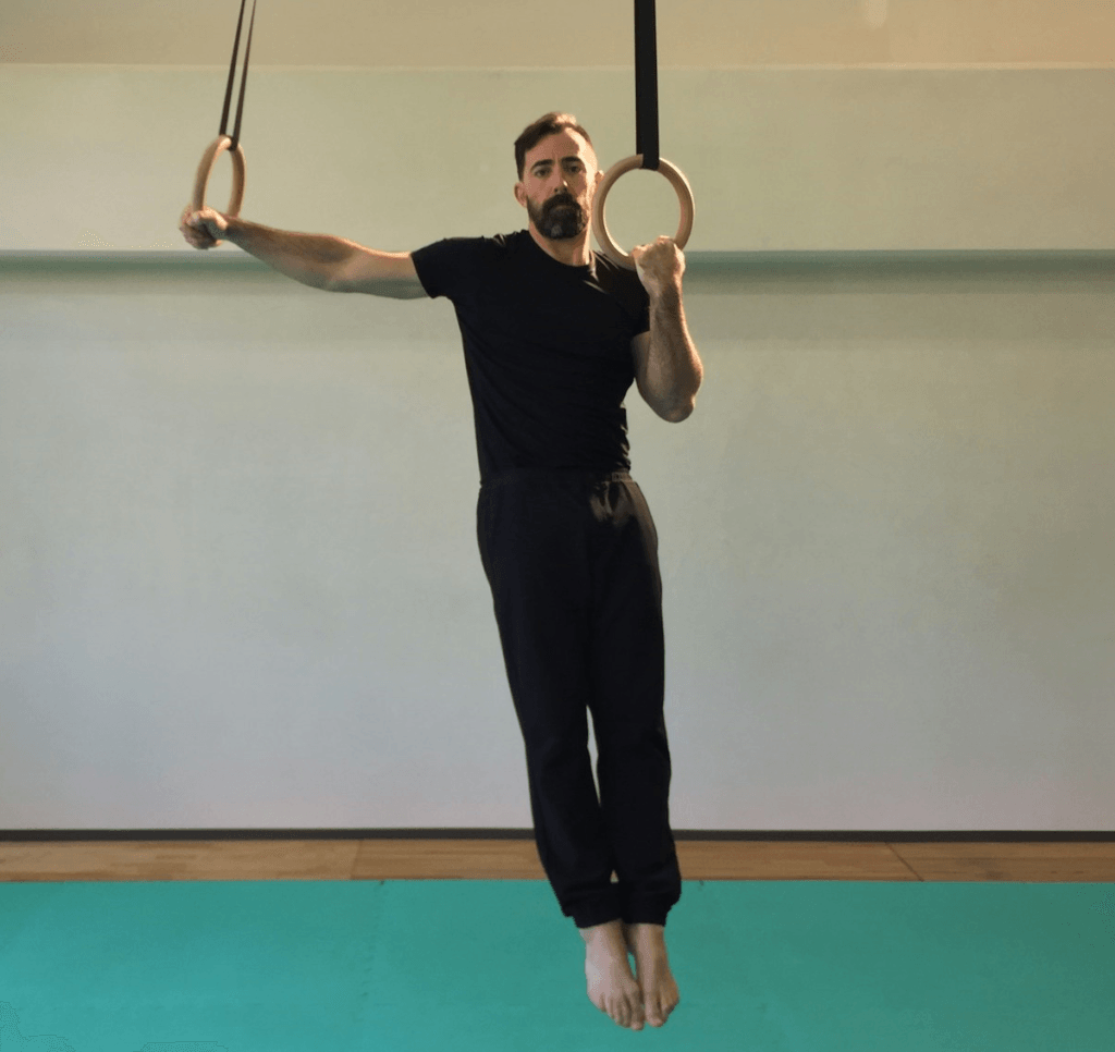 Unlock 8 Different Pull Ups for All Levels: Beginner to Advanced 7 man doing archer pushups on rings
