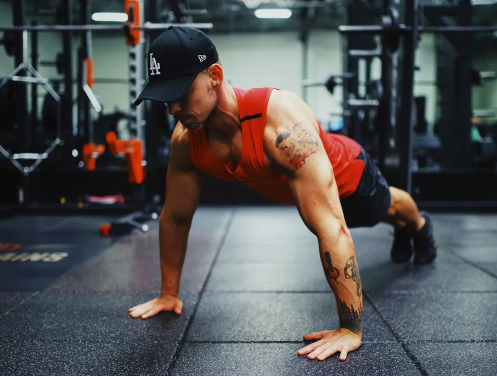 image of calisthenics exercises where a man is performing perfect pushups in a gym setting