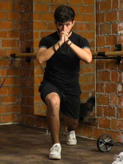 7 Powerful Home Workout Routines for Beginners to Get Fit Fast 3 man demonstrating lunges at home