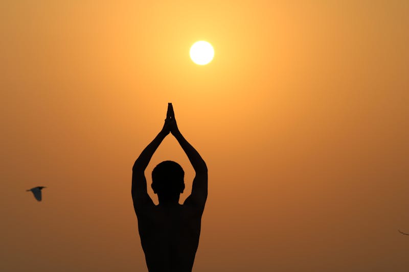 Ultimate Guide: 7 Ways to Combine Calisthenics and Yoga for Full-Body Fitness 8 man silhouette sun pose on beach