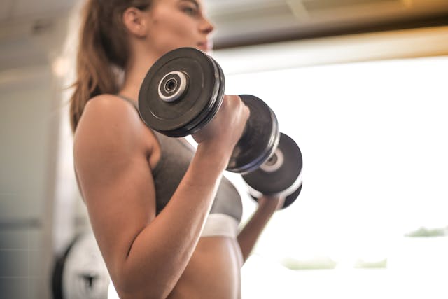 How to Lose Fat Fast for Beginners: Top Adjustable Dumbbells to Kickstart Your Weight Loss 4 image of woman performing dumbbell bicep curls