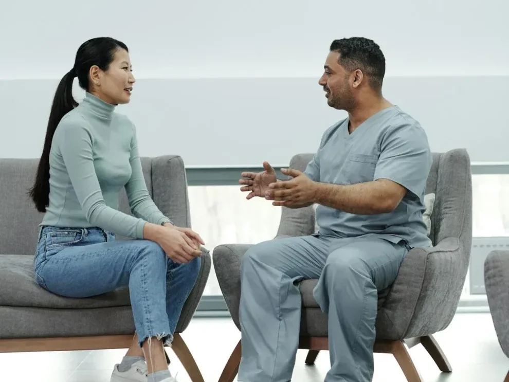 Safe Workout Tips for Those with Chronic Pain: 7 Empowering Strategies to Start Today 2 safe workout tips for those with chronic pain - Dr. speaking with patient about pain management