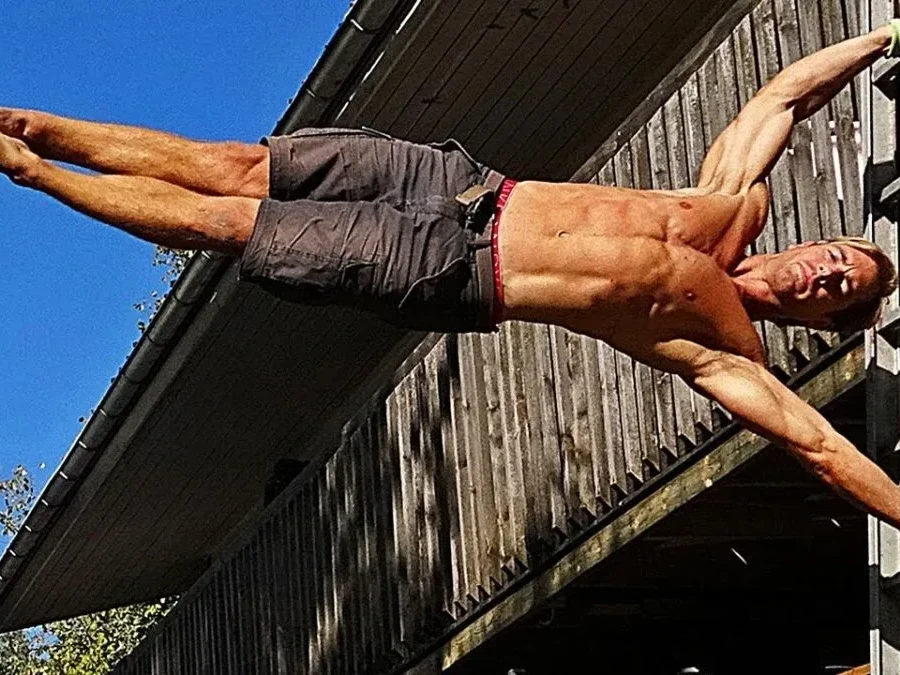 Unlock Calisthenics Strength: 3 Calisthenics Routines 18 man doing the human flag outside
