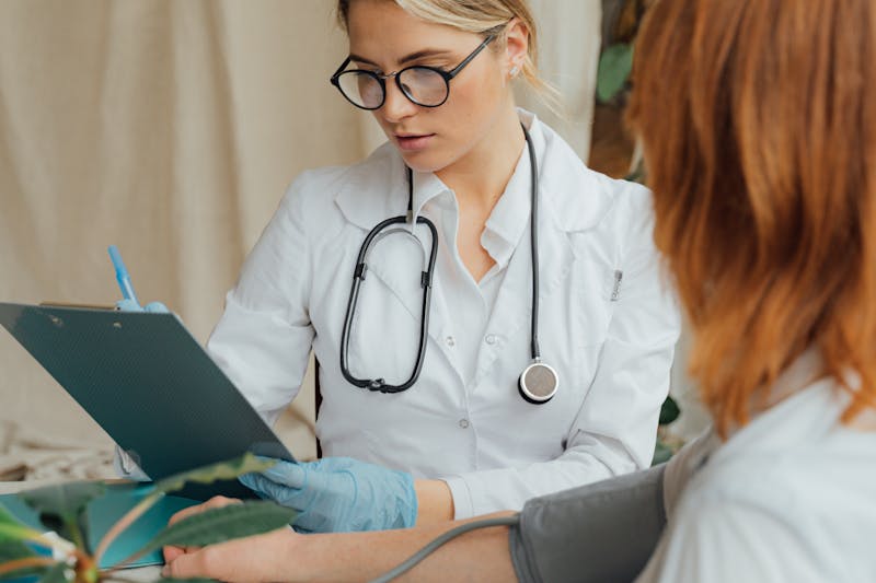 Why Do I Keep Gaining Weight? 5 Proven Reasons You’re Struggling 4 image of a doctor and patient doing a consultation in an office setting