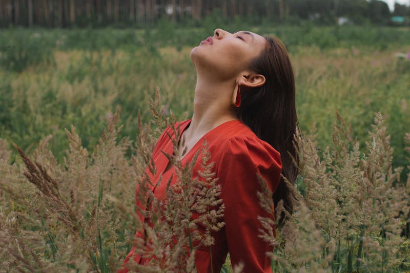 Why Is It So Hard to Lose Weight with PCOS? Proven Strategies for Success 6 woman soaking in the sun in an open field relaxing and enjoying nature