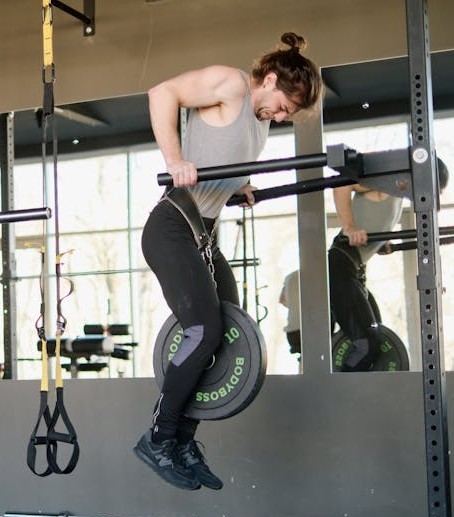 Weightlifting vs Calisthenics 2025 - Which is the Best? 4 pexels ivan samkov 4162488