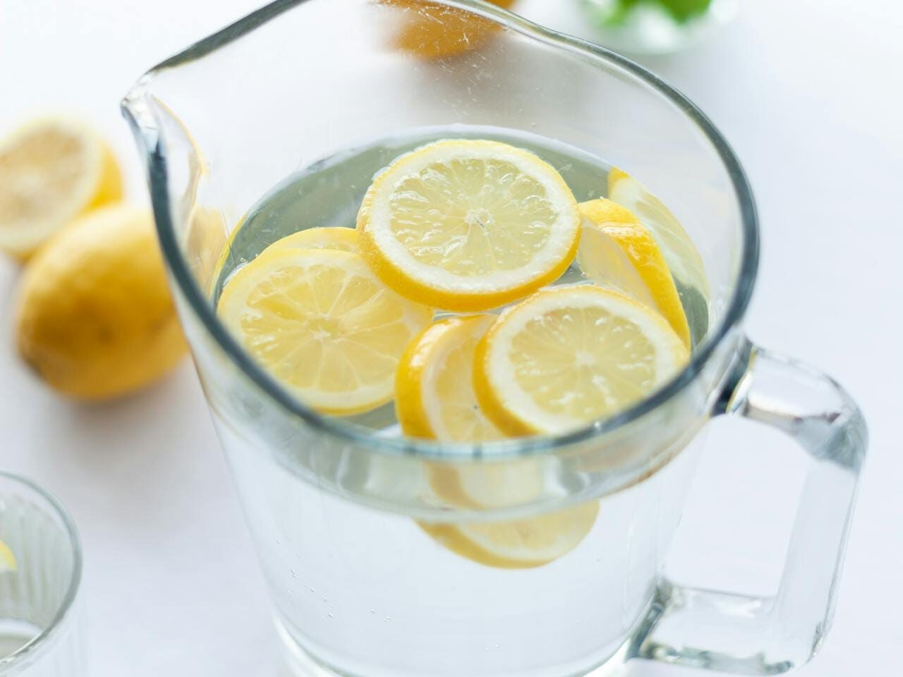 10 Powerful and Simple Weight Loss Tips for Busy People 3 pitcher of water with lemon slices.