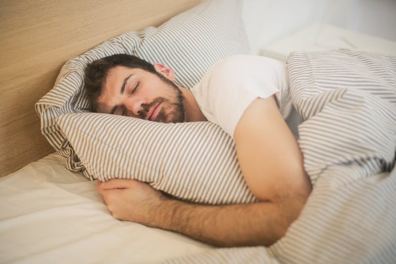 Can You Lose Weight Without Exercise? Discover Proven Strategies! 3 man sleeping in bed