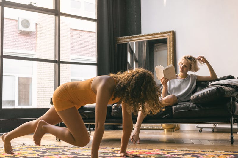 10 Powerful Exercises: Calisthenics for Beginners at Home 4 girl performing mountain climbers at home